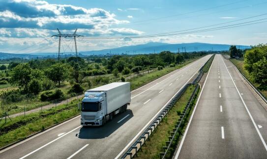 Jakie są trendy w zakresie transportu drogowego i ich wpływ na usługi logistyczne?