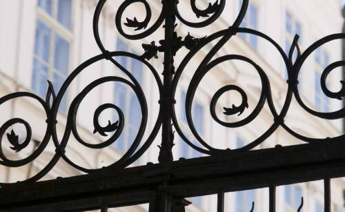 Ogrodzenia kute jako inwestycja w wartość nieruchomości – czy to się opłaca?