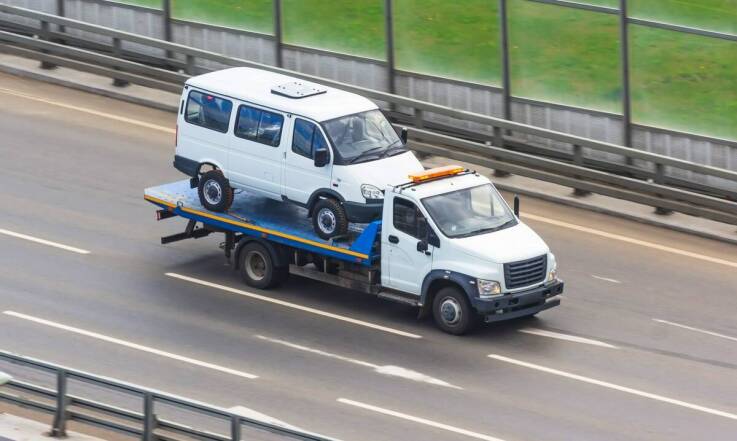 Jak zorganizować tani transport dla grupy na transfery z lotniska?