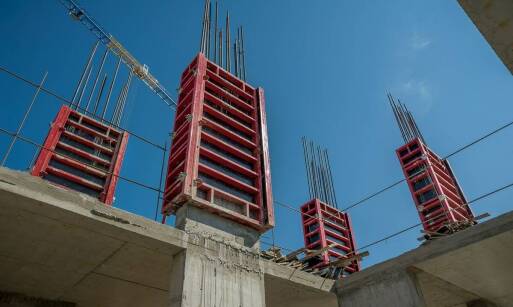 Kluczowe aspekty, które należy rozważyć przy wynajmie szalunków dla dużych inwestycji