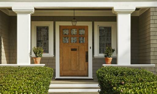 Drzwi wejściowe z dodatkowymi systemami zabezpieczeń - czy to konieczność?