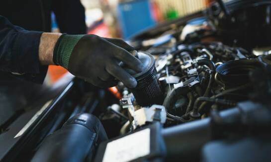 Dlaczego warto dbać o regularną wymianę oleju w samochodzie?