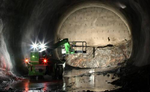 Kiedy wymienić folię tunelową, a kiedy wystarczy taśma naprawcza?