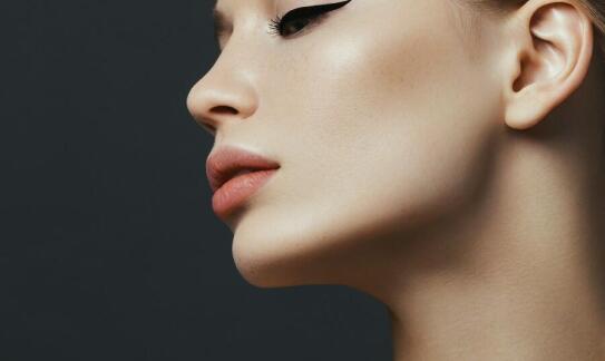 Dlaczego warto rozważyć wolumetrię twarzy dla młodszego wyglądu?
