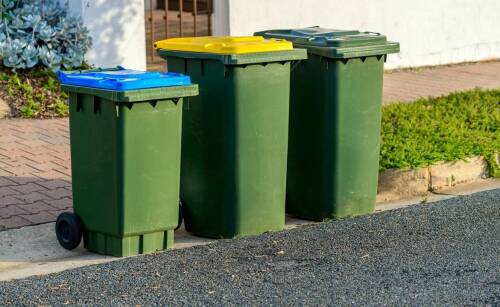 Jakie są różnice między śmietnikami metalowymi przeznaczonymi do użytku publicznego a prywatnego?