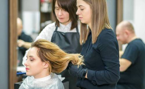 Jak dbać o ładny kolor włosów blond po koloryzacji?