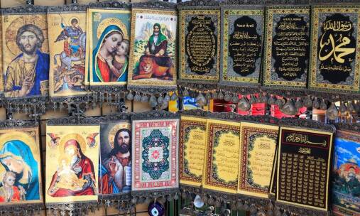 Dlaczego warto inwestować w trwałe upominki religijne?