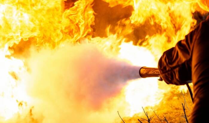 Gaszenie pożarów w maszynach budowlanych – jak działa system mgły wodnej?