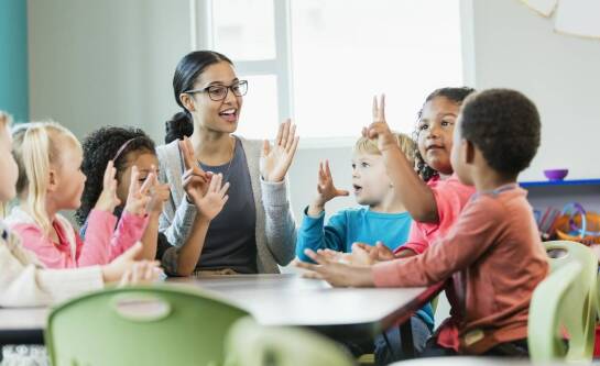 Jakie korzyści płyną z małych grup w przedszkolu Montessori w Legionowie?