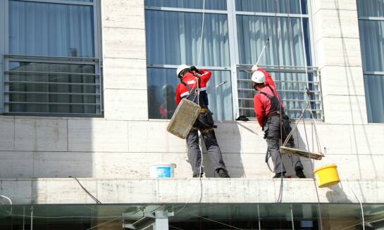 Prace wysokościowe w konserwacji budynków: co powinieneś wiedzieć o usługach alpinistycznych?