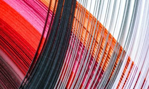 Taśmy do zaklejarek – dlaczego elastyczność jest tak ważna?