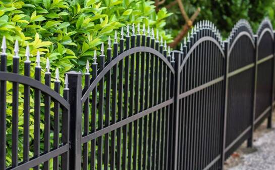 Jakie materiały wykorzystuje się do produkcji ogrodzeń krosno?