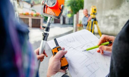 Geodezyjna obsługa projektów budowlanych – co oferuje geodeta w Raszynie?