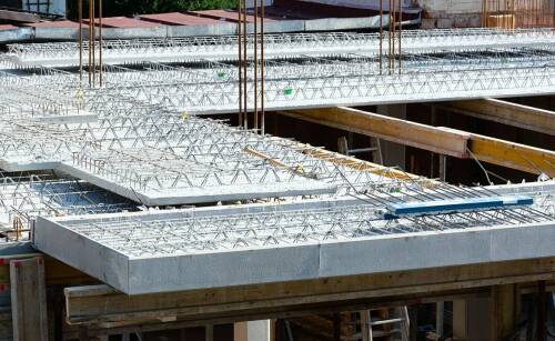 Jakie materiały najlepiej sprawdzają się w produkcji schodów na beton?