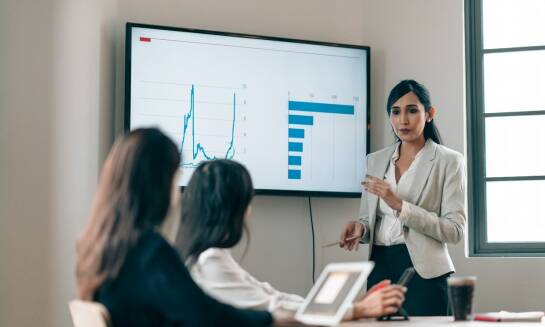 Jakie są kluczowe różnice między prowadzeniem ksiąg przychodu i rozchodu a pełną księgowością?