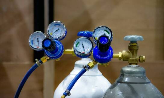 Jakie akcesoria do butli gazowych można zamówić razem z dostawą?