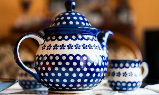 Jakie motywy dominują w nowoczesnej ceramice ozdobnej?