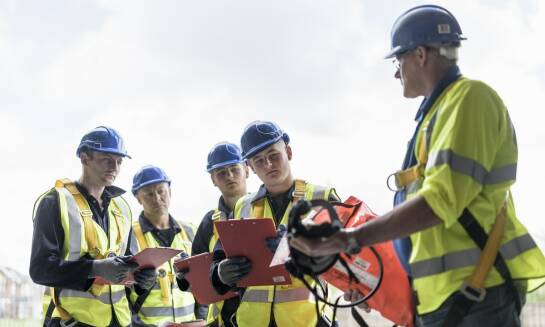 Jakie są wyzwania związane z organizacją szkoleń BHP w sektorze usługowym?