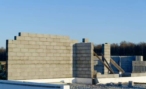 Jakie są różnice między blokami betonowymi a innymi prefabrykatami?