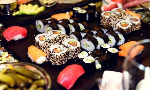 Sushi, czyli idealna opcja na romantyczną kolację w domu