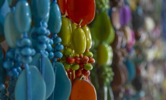 Jakie symbole warto umieścić na charmsach ze zdjęciem, aby nadać im znaczenie?