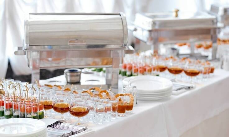 Jakie są najważniejsze zasady organizacji cateringu dla dużych grup?
