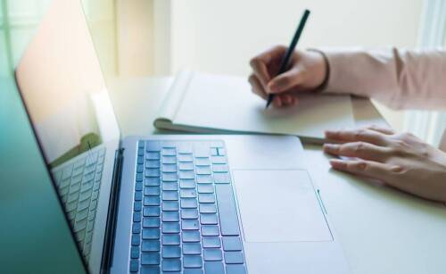Dlaczego warto przeprowadzać szkolenia wstępne BHP online?