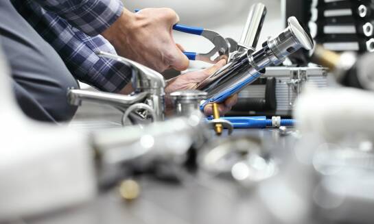 Jakie są objawy problemów z instalacjami wodnymi i kiedy wezwać hydraulika?