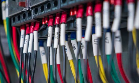 Jakie technologie stosowane są przez producentów wiązek elektrycznych?