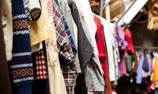 Używana odzież a zrównoważona moda – jak podejmować świadome decyzje zakupowe?