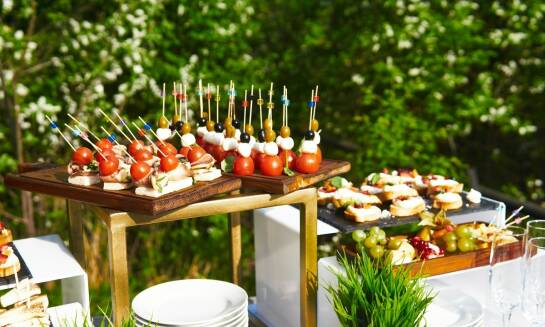 Miejsce na imprezę integracyjną – jak zorganizować catering dla uczestników?