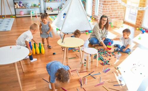 Rola zabawy w rozwoju kreatywności dzieci w sali zabaw w Kłodzku