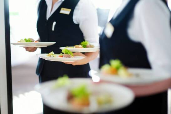 Dlaczego warto zamawiać catering okolicznościowy z lokalnych restauracji?