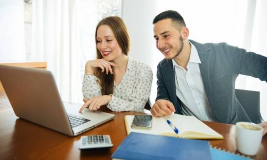 Jakie są zalety korzystania z profesjonalnej pomocy przy rozliczeniu podatku?