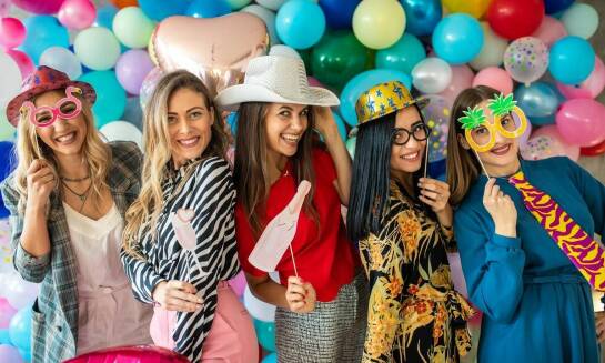 Jakie dekoracje sprawdzą się na wieczorze kawalerskim w agroturystyce?