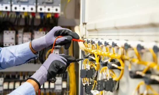 Jakie są różnice między instalacjami elektrycznymi w budynkach mieszkalnych a przemysłowych?