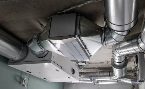Instalacje powietrzne w obiektach przemysłowych i komercyjnych – kluczowe aspekty wykonawcze
