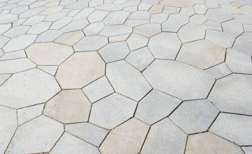 Jakie są różnice między betonową a granitową kostką brukową?