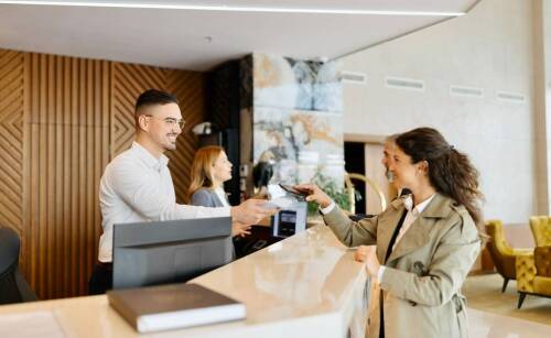 Jakie są zalety korzystania z kamer z mikrofonem w hotelach i pensjonatach?