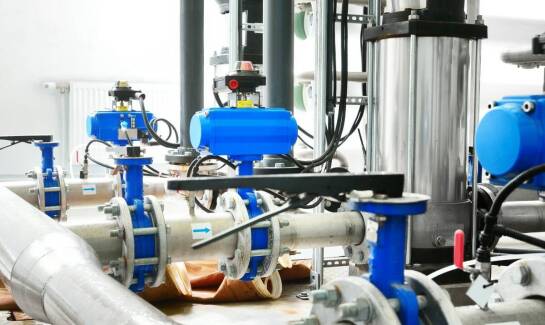 Jakie są zalety kompleksowego montażu instalacji sanitarnych w obiektach przemysłowych?
