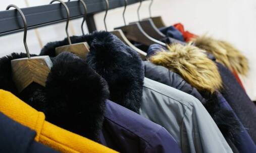 Guziki na stopce do żakietów – funkcjonalność i elegancja w jednym