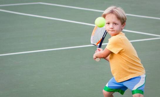 Jakie umiejętności rozwija tenis u dzieci w Warszawie?