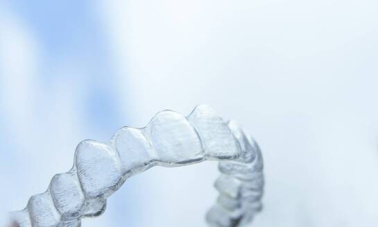 Jakie są najczęstsze błędy popełniane przez pacjentów noszących nakładki na zęby?