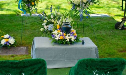 Wazony i lampiony – jak wzbogacić przestrzeń wokół nagrobka?