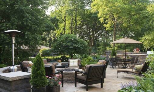 Stylowe meble ogrodowe drewniane – inspiracje na letnie przyjęcia w plenerze