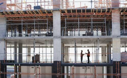 Jak wygląda proces montażu rusztowań zgodnie z dokumentacją producenta?