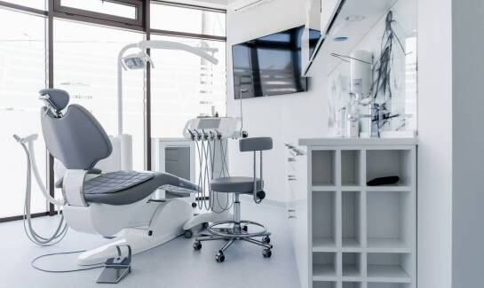 Jak krzesła sklejkowe niskie wpływają na komfort pracy w laboratoriach?