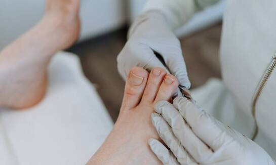 Najnowsze trendy w pedicure – co warto wypróbować w tym sezonie?