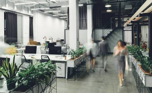 Jakie są zalety korzystania z elastycznych form zatrudnienia w produkcji?