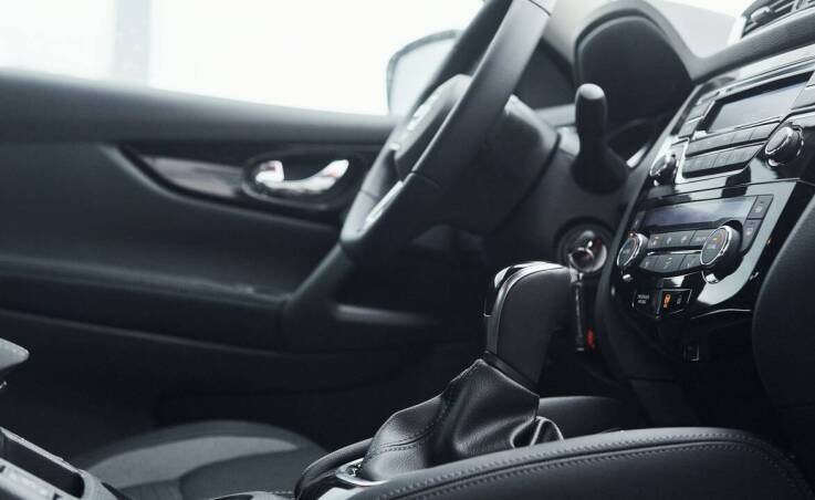 Jakie są zalety wyboru alcantary do tapicerowania wnętrz pojazdów?